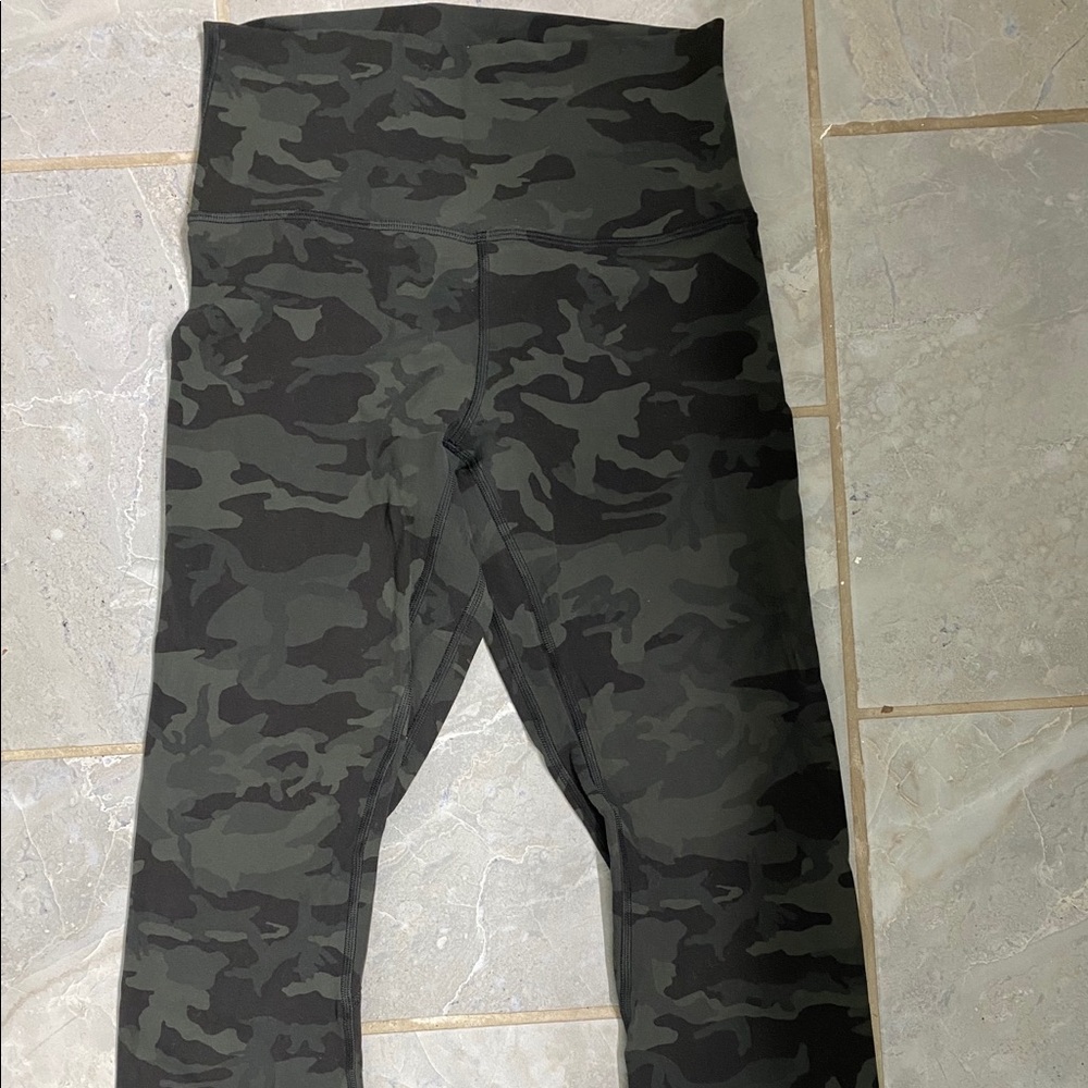 ⁉️⁉️Align Lululemon Crops Camo 25⁉️⁉️
